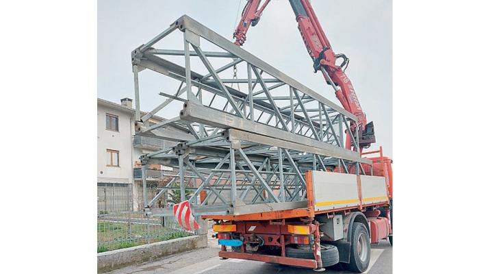 Autista ubriaco perde il carico
