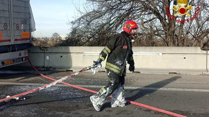 Gaione, auto in fiamme: vigili del fuoco al lavoro