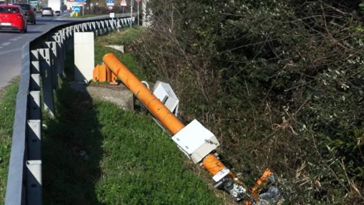 Autovelox abbattuto, tre Procure cercano il misterioso 'Fleximan',  che ha segato almeno 15 pali
