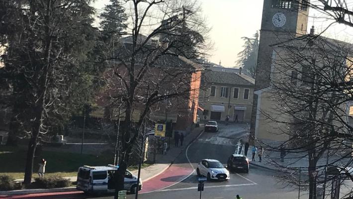 Felino, pedone investito in piazza Miodini, intervento dell'Elisoccorso - In aggiornamento