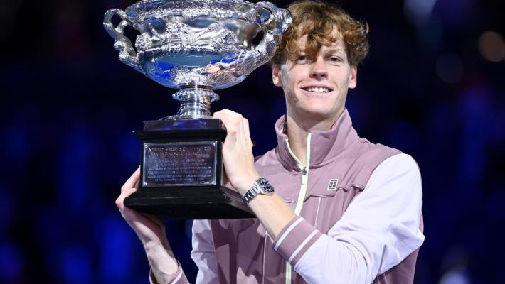 Pazzesco Sinner, ha vinto gli Australian Open rimontando (da 0-2)  Medvedev: "Auguro a tutti i bambini di vivere questo sogno e di avere la libertà che mi hanno dato i miei genitori"