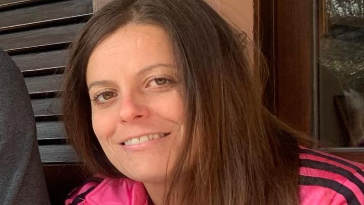 Ilaria Salis in aula a Budapest  con mani e piedi incatenati. Il padre: "Trattata come un animale"