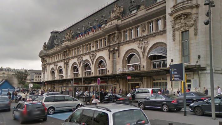 Parigi, tre persone accoltellate alla Gare de Lyon, uno è grave: arrestato un uomo con il permesso di soggiorno italiano e problemi psichiatrici
