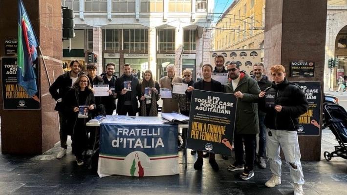 Banchetto informativo di FdI in via Mazzini contro le zone 30 e contro la delibera regionale che vuole modificare i termini per l'assegnazione delle case popolari