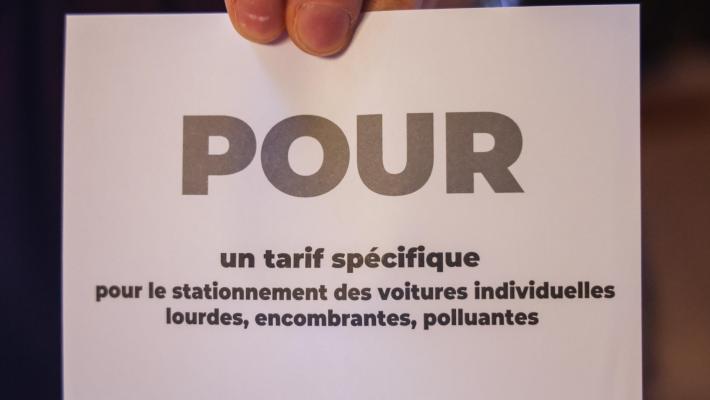Parigi, passa il sì al referendum per triplicare la tariffa di parcheggio ai Suv