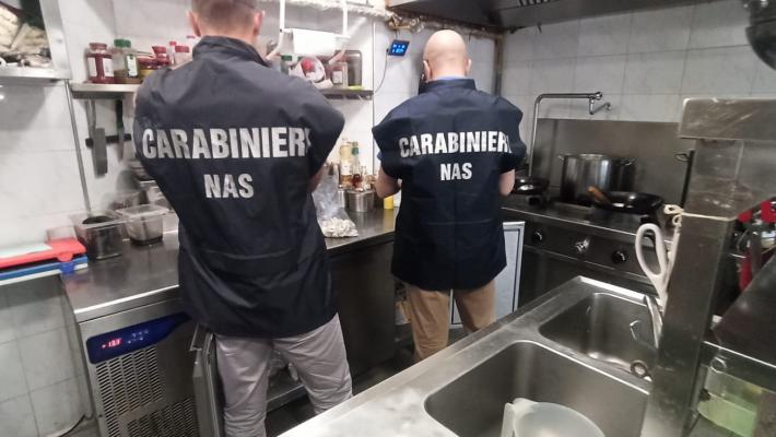 "Potenziale pericolo per la salute dei clienti", chiuso e multato un ristorante etnico