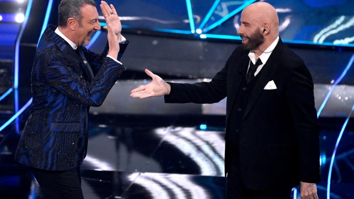 Accuse di pubblicità occulta, Striscia la Notizia all'attacco: sul sito del marchio era annunciato John Travolta a Sanremo