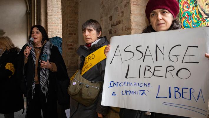 Sit-in per il fondatore di WikiLeaks, Julian Assange, in piazza Garibaldi