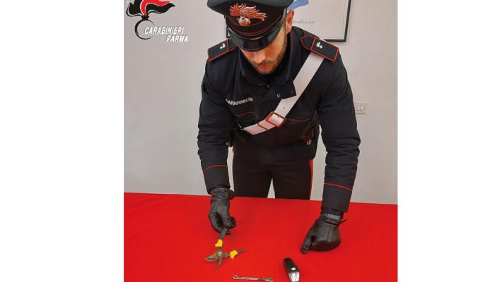 Sorpresi all'interno di un'auto in sosta in un parcheggio: arrestati un 26enne e un 27enne stranieri