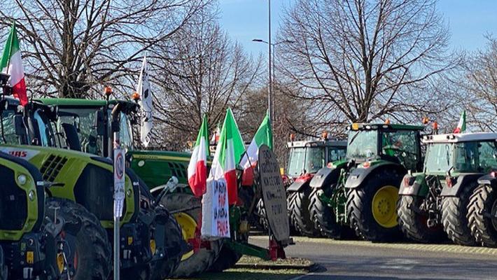 Protesta trattori, cinquanta mezzi in corteo a Reggio Emilia