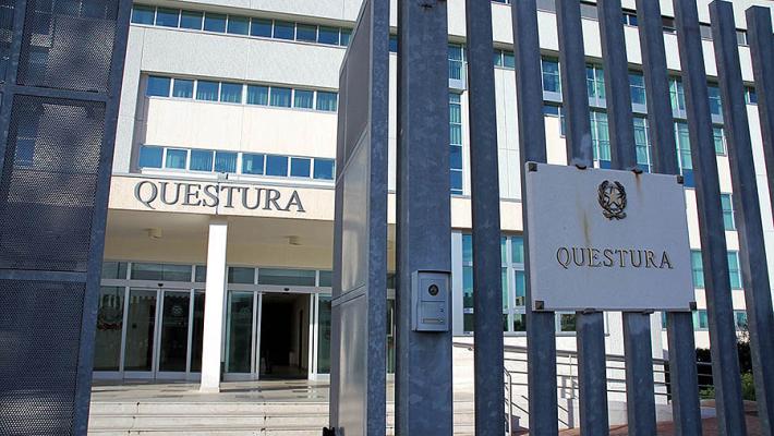 Vestito da fantasma lancia sassi contro la casa della ex moglie