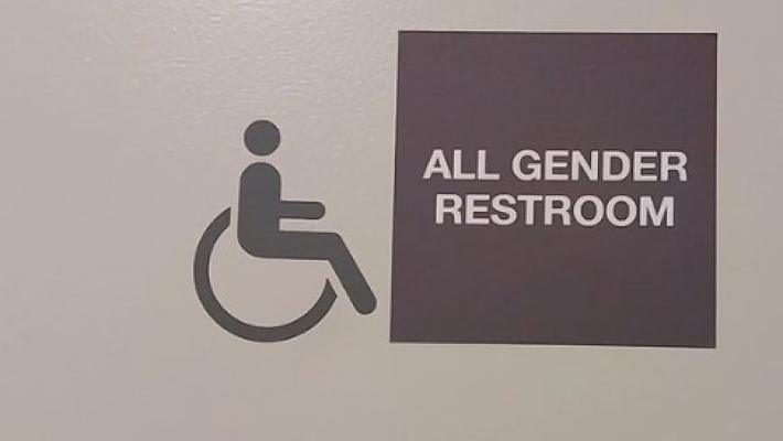 Ironia contro i bagni "gender neutral": la Bocconi sospende tre studenti