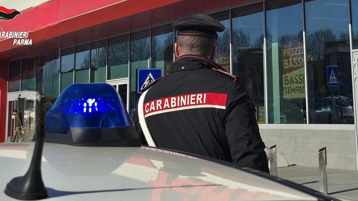 Tentano di rubare 11 bottiglie di liquori da un supermercato