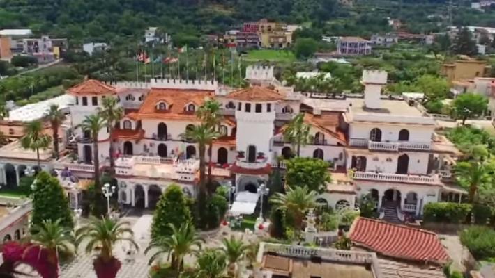 "Castello delle Cerimonie", dopo la confisca arriva una pioggia di disdette. Cresce la paura dei dipendenti