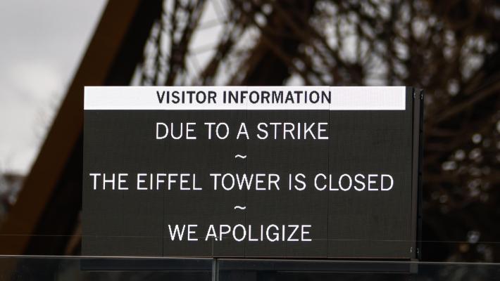 Amara sorpresa per i turisti in coda: torre Eiffel  ancora chiusa per sciopero