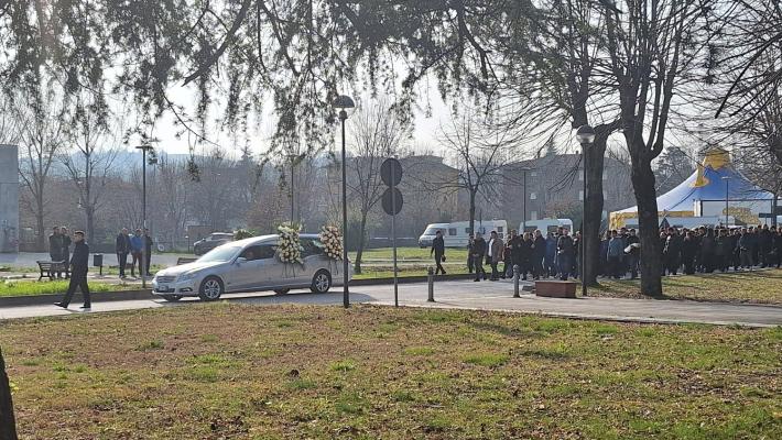 Un silenzio surreale e tantissimi amici per l'addio a Jonson