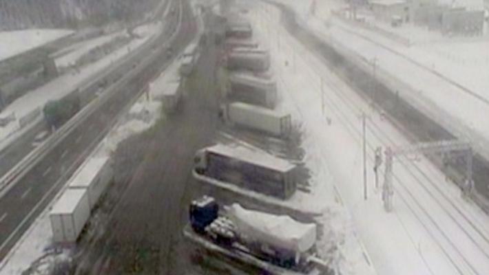 Pullman di studenti bloccato oltre otto ore dalla neve e  dal gelo in autostrada in Austria: nella notte rientro a Sulmona