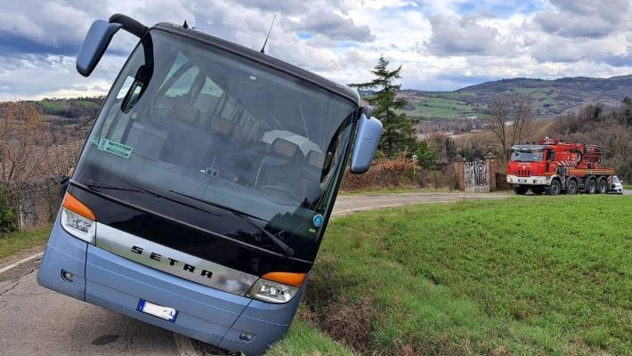 Esce di strada un pullman carico di turisti