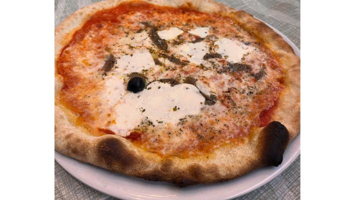 Pizzeria Mediterraneo: pizze e calzoni, ecco il tipico locale  di una volta