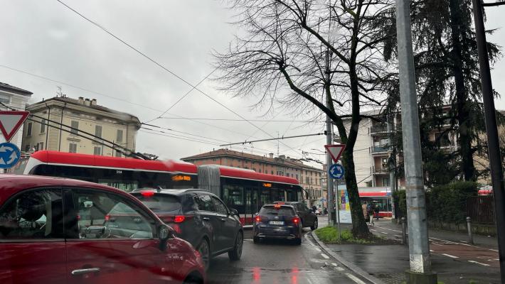 Autobus bloccato nella rotonda tra via Zarotto e via Mantova