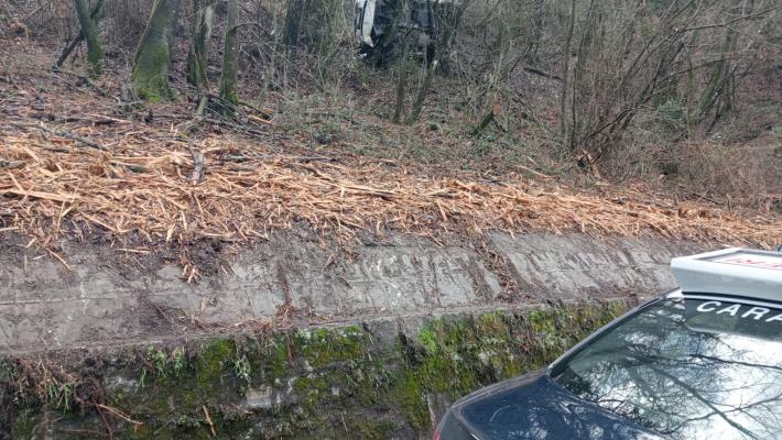 Con l'auto nella scarpata per cinque metri a Vetto d'Enza, 90enne illeso 