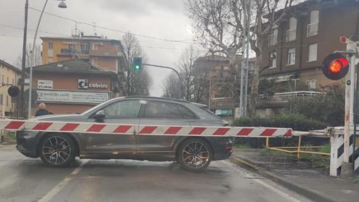 Tragedia sfiorata: auto resta bloccata tra le sbarr al passaggio a livello di Sorbolo 
