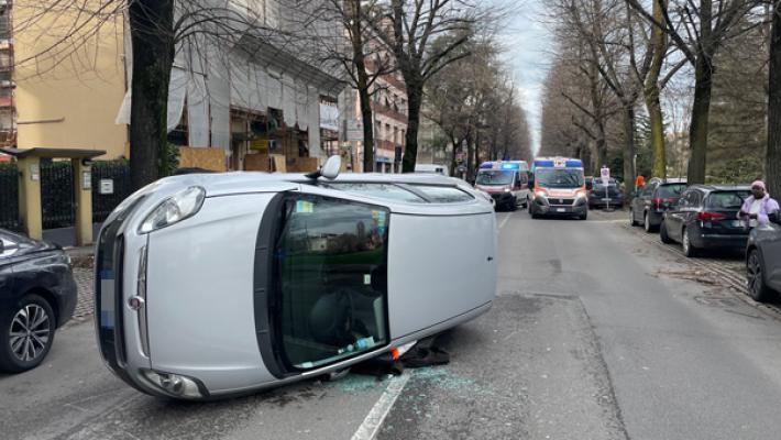 Scontro tra due auto in via Torelli, una si ribalta. Un ferito