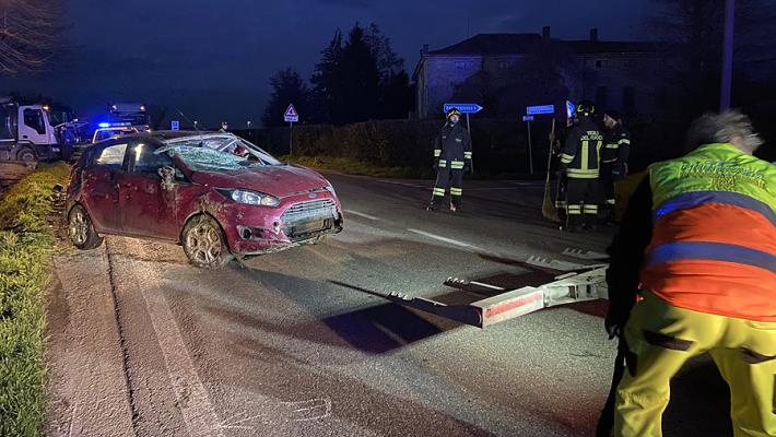 Scontro fra un'auto e un camion in via Cremonese: tre feriti gravi 