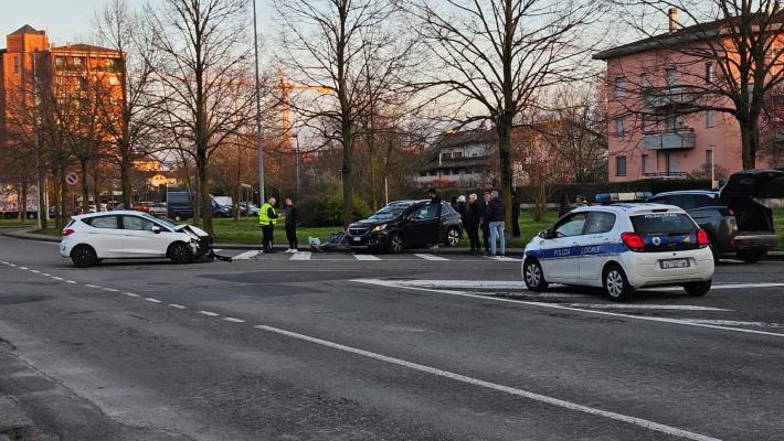 Scontro tra due auto all'incrocio tra via Pizzetti e via Picasso