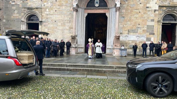 In Duomo l'addio a Paolo Chiesi: feretro accolto dal vescovo Enrico Solmi 