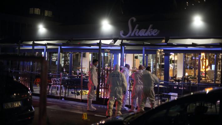 Spari al bar in centro a Frosinone, il bilancio è grave: due morti e due feriti. Killer arrivati in auto