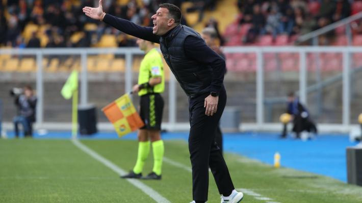 Lecce-Verona rissa finale, l'allenatore D'Aversa dà una testata ad Henry: espulso 