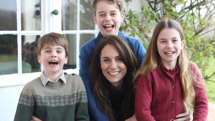 Prima foto ufficiale di Kate dopo l'intervento, con i figli