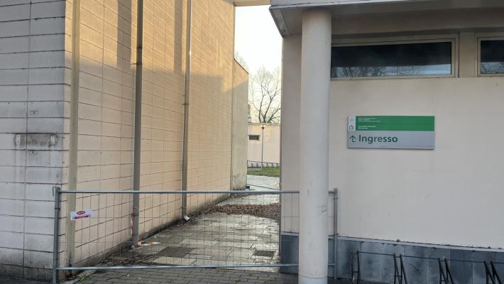 Casa dalle salute Montanara: cade l'intonaco sull'ingresso