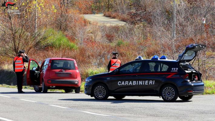 Fornovo Taro: dopo aver creato il panico in un bar alla vista dei carabinieri li insulta e li minaccia. Denunciato 40enne del posto
