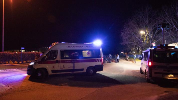 Scontro tra un'auto e uno scooter in via Paradigna. Il guidatore del motorino in ospedale