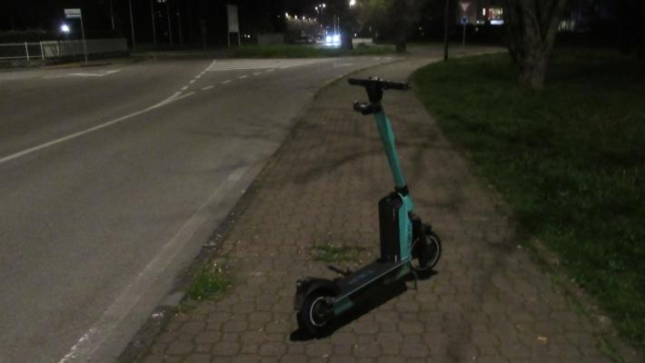 «Via Ximenes, un monopattino elettrico nel bel mezzo del marciapiede. E del disturbo»