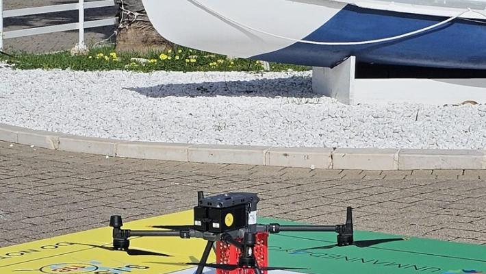 Drone con defibrillatore "batte" l'ambulanza di 3 minuti e 11''