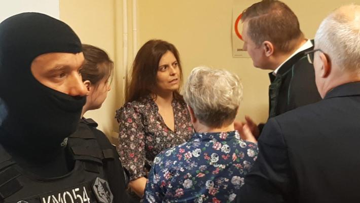 Ilaria Salis in aula ancora con manette e catene