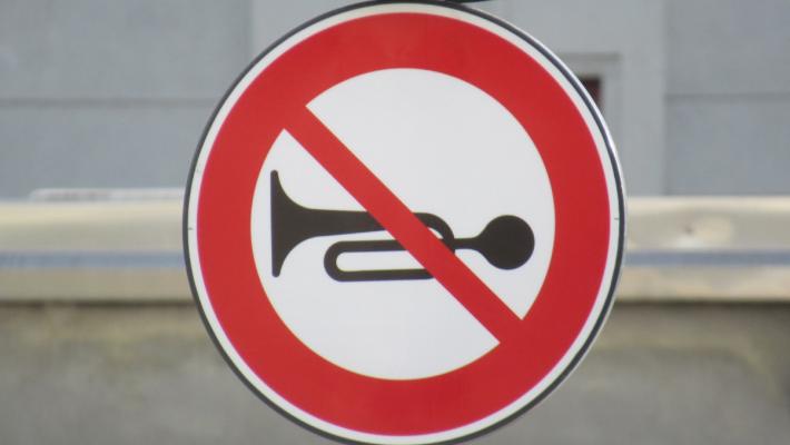 Segnale «scomparso» sulle strade italiane? Macché, eccolo davanti all’Ospedale Maggiore