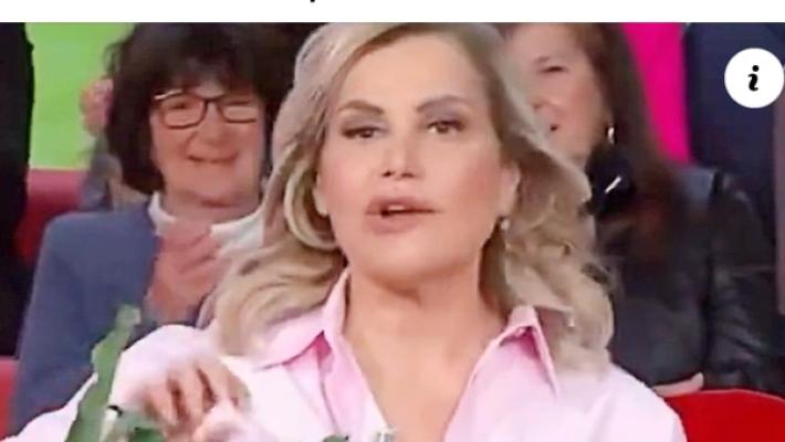 Simona Ventura conduce Citofonare Rai2 con una paresi facciale 