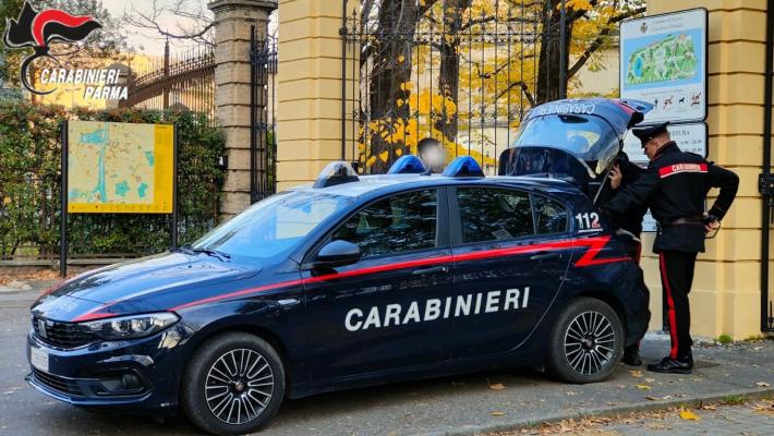 Cerca di disfarsi dell'hashish ma i carabinieri lo scoprono: denunciato 24enne gambiano 