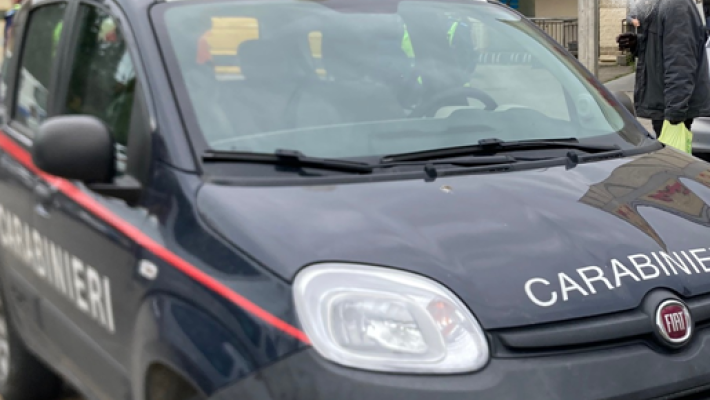 Inveisce contro una donna e il cane, poi si azzuffa con un commerciante del mercato: 46enne bloccato dai carabinieri a San Secondo 