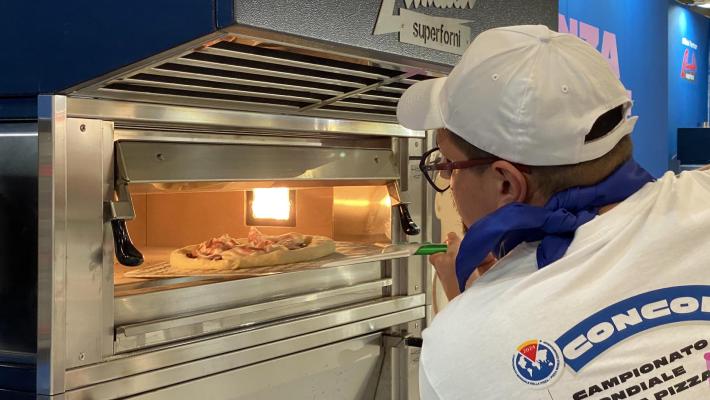 Sfide da «leccarsi i baffi». Al via i mondiali della pizza
