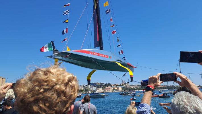 Scafo d'argento e ali gialle, ecco la nuova Luna Rossa 