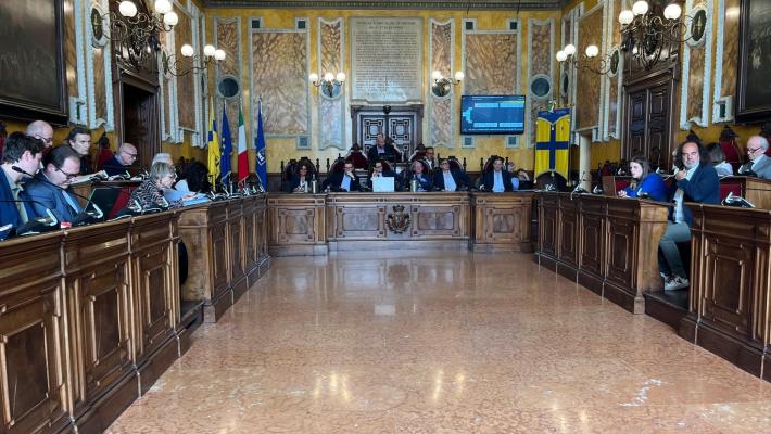 Il consiglio comunale  commemora Giovanni Paolo Bernini. I servizi pre-scuola saranno gestiti dal Comune.  Maggioranza divisa sui criteri di assegnazione degli alloggi Erp. Due di Effetto Parma votano
