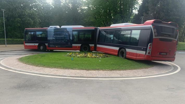 Salsomaggiore: il bus si «incastra» nella rotatoria del parco Mazzini 