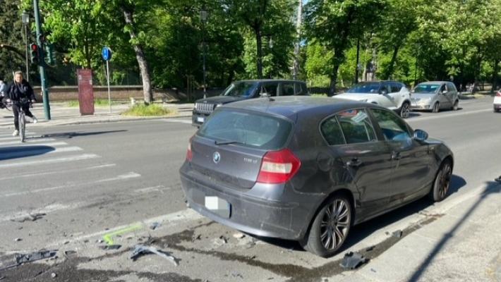 Scontro violento tra due auto a Barriera Farini: due feriti 