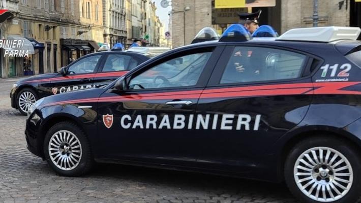 Parma: tenta il furto di alcuni capi d’abbigliamento da un negozio del centro indossandoli sotto ai suoi. Denunciato per furto 20enne straniero. 