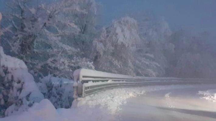 Auto bloccata nella neve al Passo dei Due Santi: coppia soccorsa all'alba 